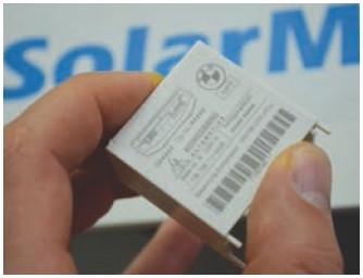 Obr. 2 Kontrastní změna barvy plastu po působení laserem